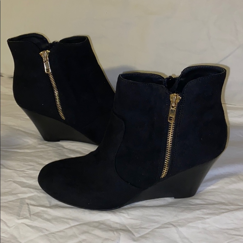 Report black boots